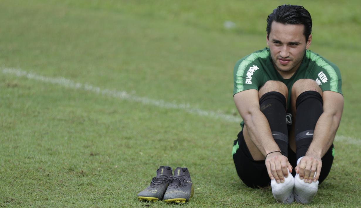 Pemain Timnas Indonesia U-23, Ezra Walian, melakukan pendinginan usai latihan di Stadion Madya, Jakarta, Kamis (14/3). Latihan ini merupakan persiapan jelang Kualifikasi Piala AFC U-23. (Bola.com/Vitalis Yogi Trisna)
