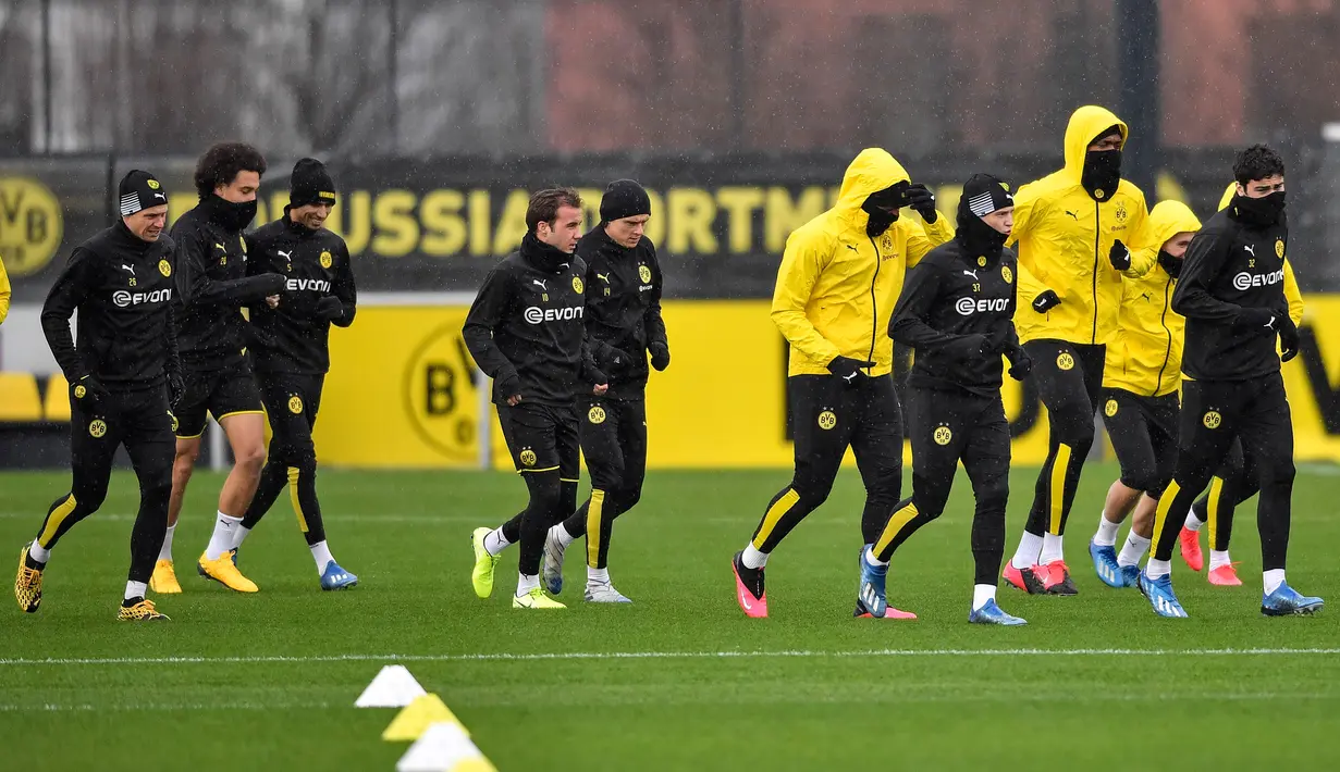 Pemain Borussia Dortmund Mario Goetze (tengah) berlatih bersama rekan setimnya jelang menghadapi Paris Saint-Germain (PSG) pada leg pertama babak 16 Besar Liga Champions di Dortmund, Jerman, Senin (17/2/2020). Dortmund akan menjamu PSG pada Rabu (19/2/2020) dini hari WIB. (AP Photo/Martin Meissner)
