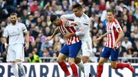 Gelandang Real Madrid, Casemiro, memperebutkan bola dengan penyerang Atletico Madrid, Vitolo, pada laga pekan ke-22 La Liga di Santiago Bernabeu, Sabtu (1/2/2020). (AFP/PIERRE-PHILIPPE MARCOU)