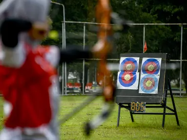 Pemanah dari tim provinsi Aceh menghadiri sesi latihan di sebuah stadion di Banda Aceh (2/9/2020). (AFP Photo/Chaideer Mahyuddin)