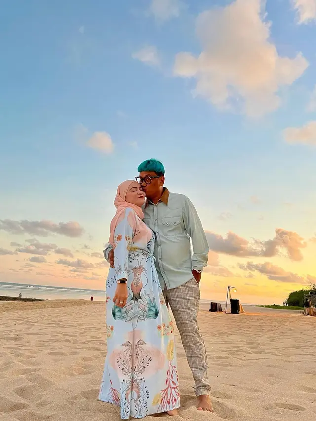 Potret mesra Uya Kuya dan istri