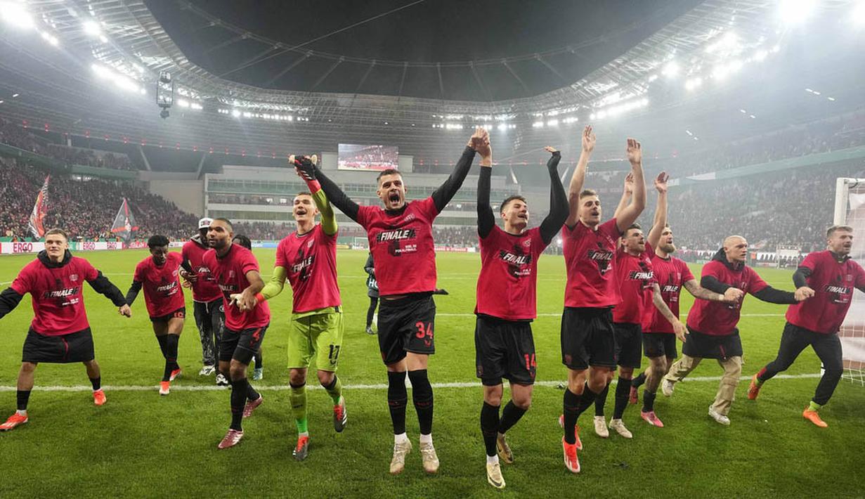 Pemain Bayer Leverkusen merayakan kemenangan atas Fortuna Duesseldorf pada laga semifinal DFB Pokal di Stadion BayArena, Kamis (4/4/2024). Hasil tersebut juga memperpanjang rekor Die Werkself menjadi 40 pertandingan tanpa kekalahan pada semua kompetisi musim ini. (AP Photo/Martin Meissner)