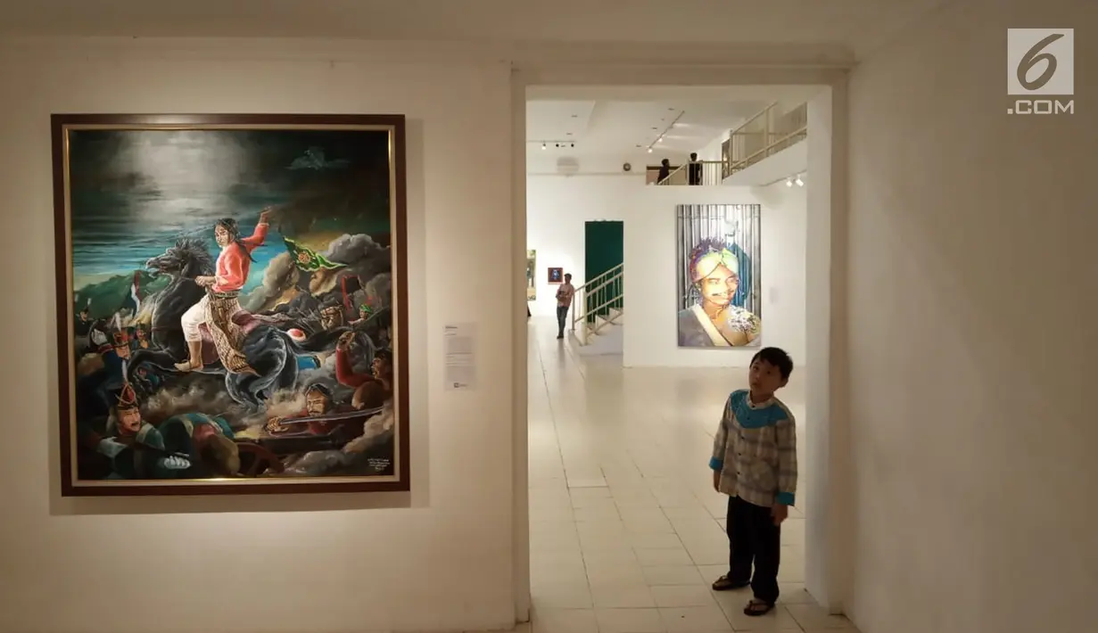 Seorang anak melihat lukisan saat acara pameran gambar Babad Diponegoro di Museum Jogja Galeri,  Jalan Pekapalan Yogyakarta, Minggu (10/2). Pameran gambar Babad Diponegoro digelar pada 1-24 Februari 2019. (Liputan6.com/Gholib)