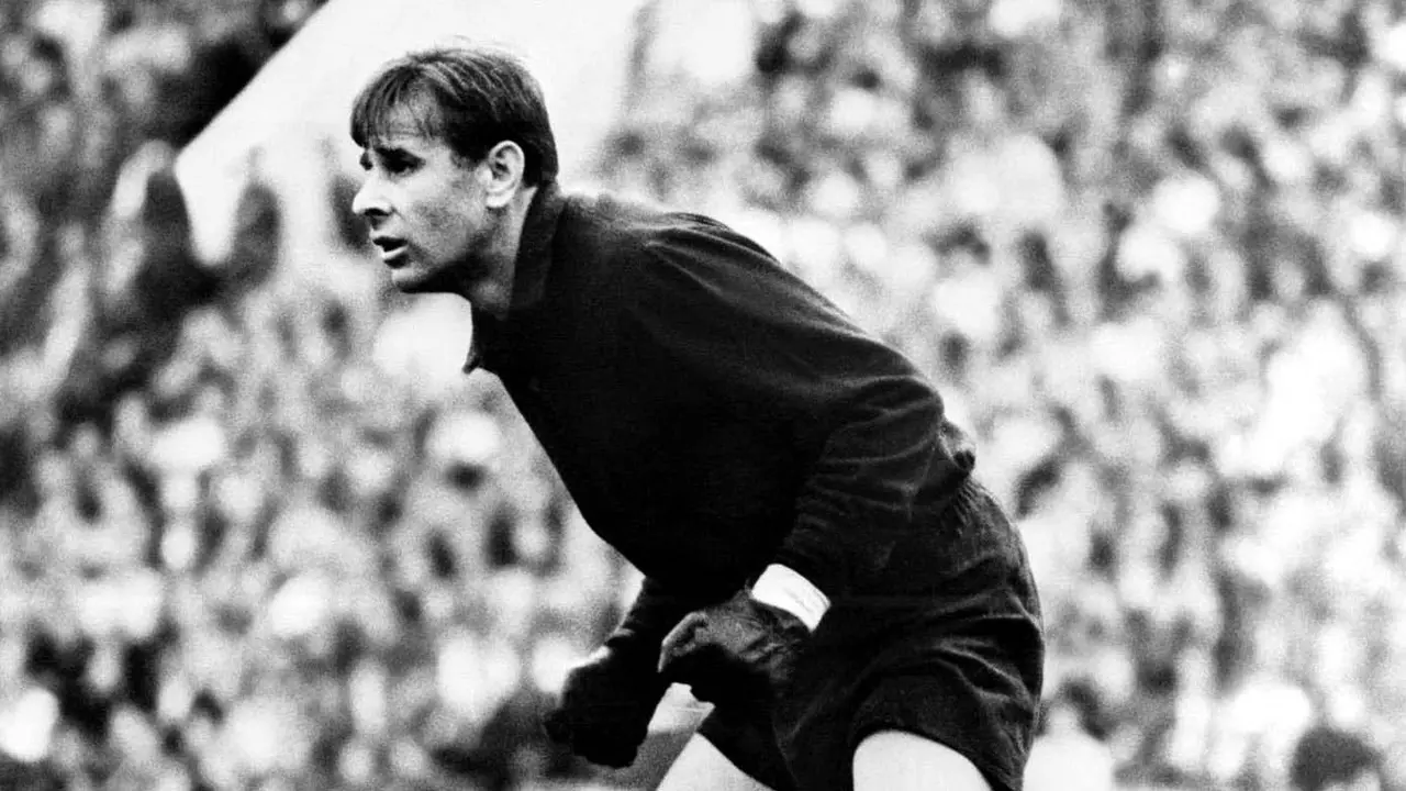 FOTO: Lev Yashin Si Laba-Laba Hitam dari Uni Soviet, Satu-satunya Kiper Peraih Ballon d’Or