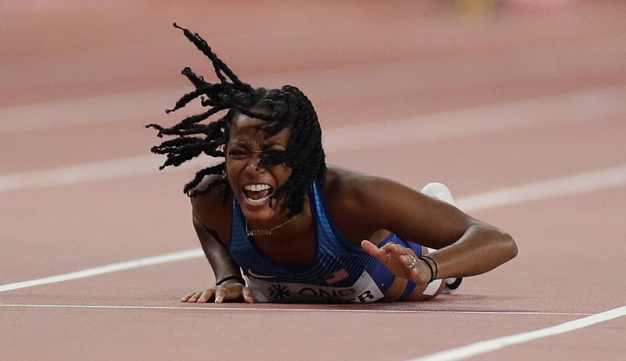 Sprinter Amerika Serikat, English Gardner frustasi setelah gagal melewati garis finish akibat cedera saat berlaga dalam semifinal 100 meter putri Kejuaraan Atletik Dunia di Doha, Qatar, Minggu (29/9/2019). Peraih medali emas olimpiade tersebut mengalami cedera hamstring. (AP Photo/Petr David Josek)