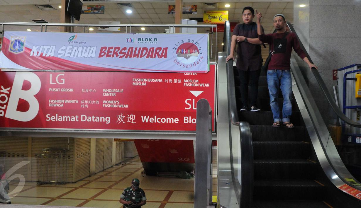 Pengunjung berada di kasawan perbelanjaan Tanah Abang, Jakarta, Jumat (2/12). Adanya demo 2 Desember kawasan tanah abang relatif sepi meski hanya beberapa pedagang yang membuka tokonya. (Liputan6.com/Helmi Afandi)