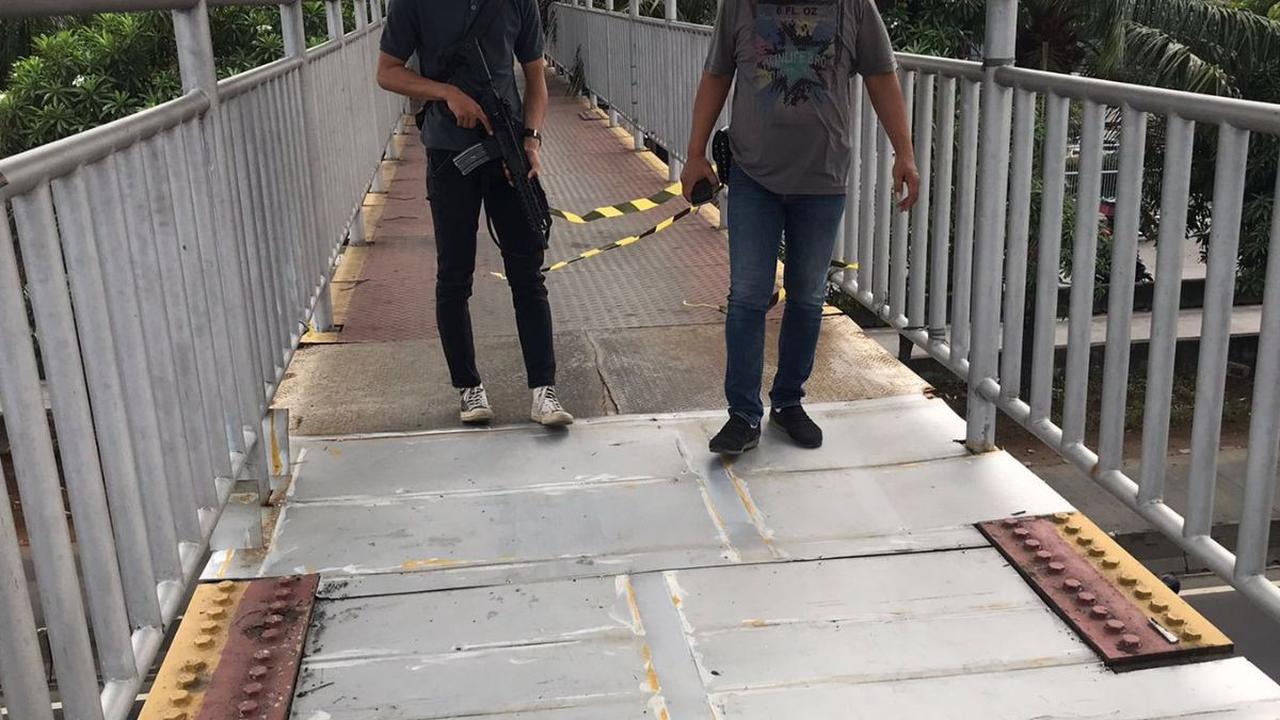 Pelat besi yang menjadi lantai Jembatan Penyeberangan Orang (JPO) Sahabat di Daan Mogot, Jakarta Barat kembali hilang pada Jumat (2/8) lalu. Kejadian itu juga viral di media sosial karena diunggah akun Instagram @infojkt24.