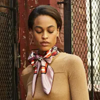 Jauh dari kesan bosan, Anda bisa tambahkan sentuhan scarf pada gaya sehari-hari (Foto: Marieclaire.com)