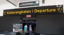 Penumpang saat akan memasuki area keberangkatan di Bandara Halim Perdanakusuma, Jakarta, Kamis (1/9/2022). Bandara Halim Perdanakusuma telah selesai direvitalisasi dan kembali melayani penerbangan komersil mulai 1 September 2022. (Liputan6.com/Herman Zakharia)