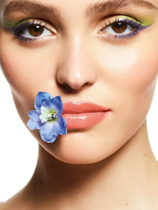 Kabar seru datang dari Chanel. Ammy Drammeh, dari COMÈTES COLLECTIVE, menghadirkan JARDIN IMAGINAIRE, koleksi makeup perdananya. Ia mempersembahkan palet bernuansa cerah dan energik yang mengingatkan kita pada dunia fantasi. Hal ini jadi salah satu sumber inspirasi abadi bagi Gabrielle Chanel. Bagaikan pancaran energi dan keceriaan untuk sambut musim panas.