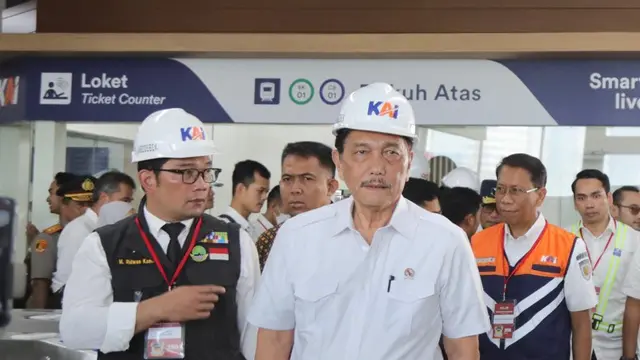 Menteri Koordinator Bidang Kemaritiman dan Investasi, Luhut Binsar Pandjaitan lakukan uji coba LRT Jabodetabek dan Kereta Cepat Jakarta-Bandung (KCJB) pada Kamis (22/6/2023). (Dok Kemenko Marves)