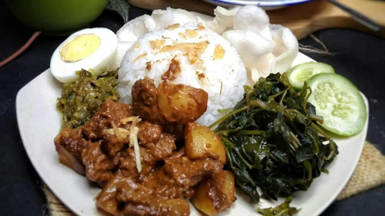 7 Resep Nasi Campur Lezat, Paduan Rasa Nusantara yang Menggugah Selera