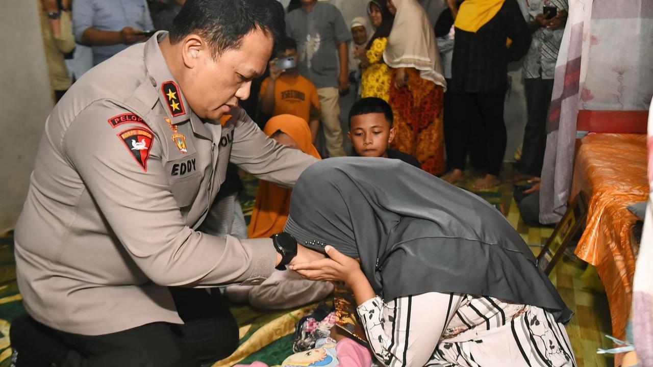 Gugur Saat Lerai Bentrokan, Bripka Husni Dianugerahi Kenaikan Pangkat Anumerta