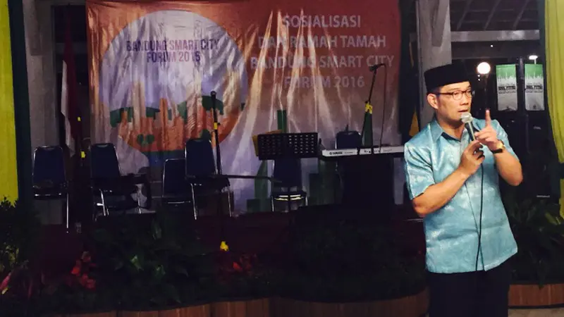 ​Wali Kota Bandung saat berikan sambutan dalam Malam Sosialisasi Indonesia Smart City Forum at Bandung di Pendopo Kota Bandung, Selasa (28/2/2016) malam. Liputan6.com/Muhammad Sufyan