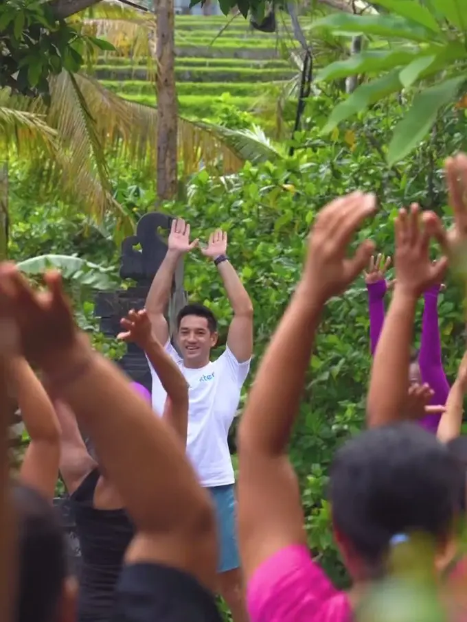 6 Potret Andrew White Jadi Instruktur Senam Ibu-Ibu Kompleks, Bikin Semangat