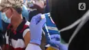 Vaksinator menyiapkan vaksin COVID-19 untuk pekerja transportasi di Terminal Poris Plawad, Cipondoh, Kota Tangerang, Kamis (4/3/2021). Ada sebanyak 1.000 peserta pekerja transportasi mulai dari sopir angkot, bus, taksi dan ojek yang divaksinasi Covid-19. (Liputan6.com/Angga Yuniar)