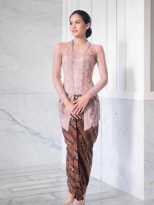 Maudy Ayunda tampil cantik berkebaya brokat pink saat jadi bridesmaid nikahan temannya. [@maudyayunda].