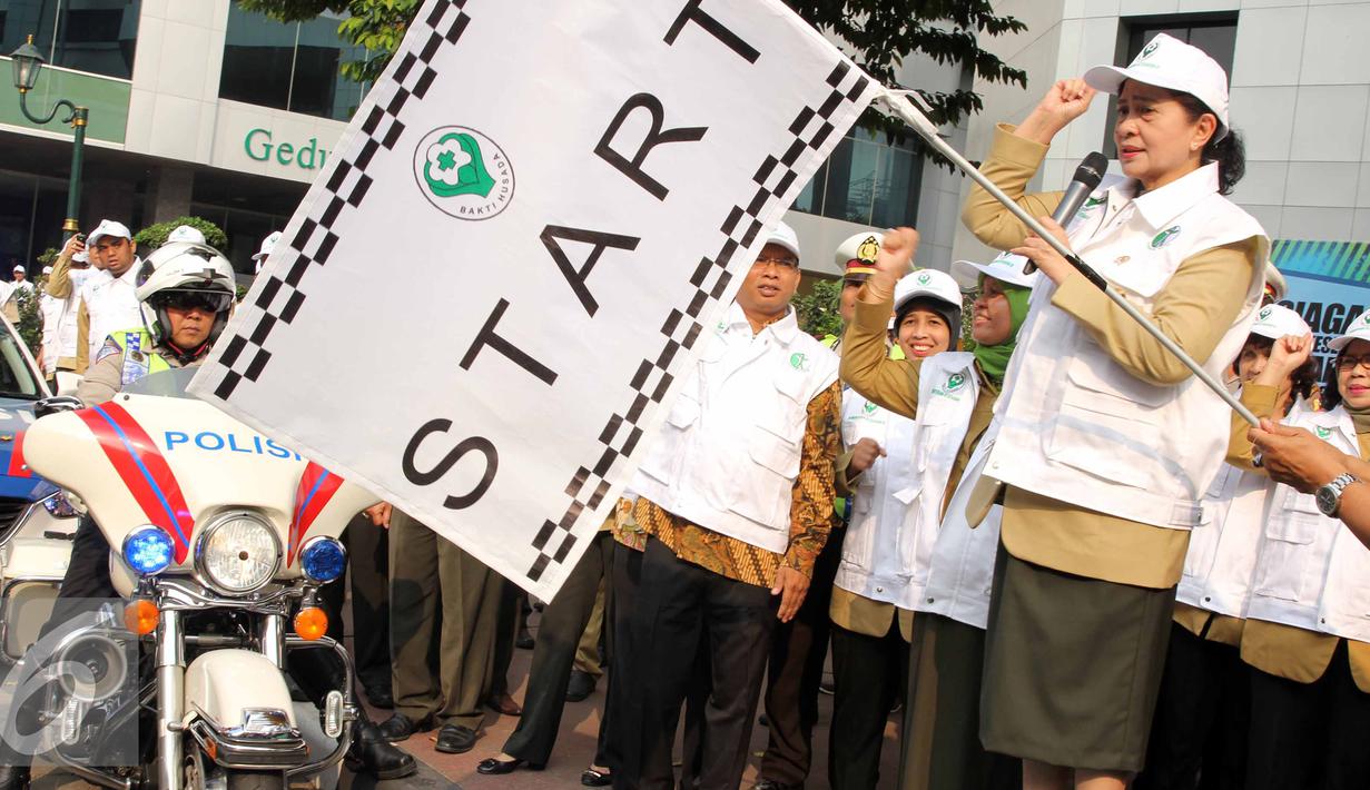 Mentri Kesehatan, Nila F Moeloek melepas Rombongan siaga mudik di Gedung Kemenkes, Jakarta, Selasa (30/6/2015). Kemenkes menyiagakan 870 Pos Kesehatan, 1.094 Puskesmas dan 1.554  RS yg siap 24 jam selama arus mudik. (Liputan6.com/Helmi Afandi)