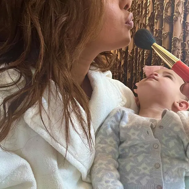 Potret Priyanka Chopra bersama putrinya, Malti. (Foto: Instagram/nickjonas)