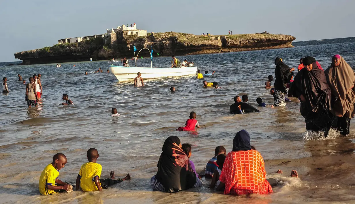 Sejumlah warga saat bermain di Pantai Jazera di pinggiran Mogadishu, Somalia (24/11). Pantai ini jadi tempat rekreasi populer bagi warga Somalia. (AFP Photo/Mohamed Abdiwahab)