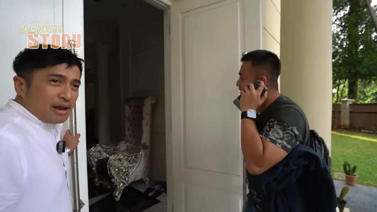 Irfan Hakim memuji Mandala saat bekerja dengan dirinya. Mandala begitu telaten saat bekerja.