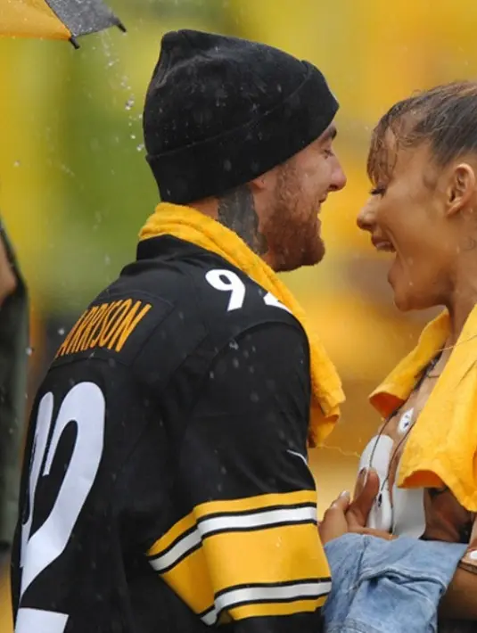 Ariana dan Mac sendiri sudah jadian sejak 2016 dan berteman sejak 2012. (REX/Shutterstock/HollywoodLife)