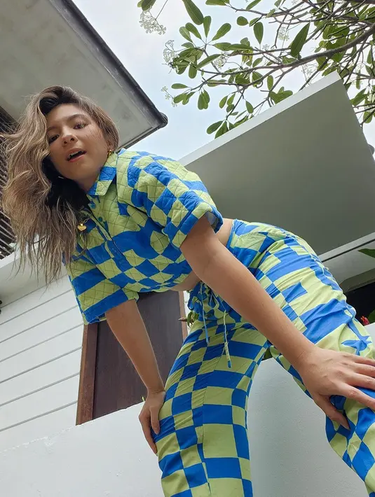 Shalom Razade memiliki pesona yang tak kalah menarik perhatian dari sang ibu. Di sini ia mengenakan set semarak berwarna hijau dan biru bercorak kotak-kotak. Atasan cropped dengan aksen puff berkerah dipadu dengan celana panjangnya yang serasi. [Foto: Instagram/sharazaaa]