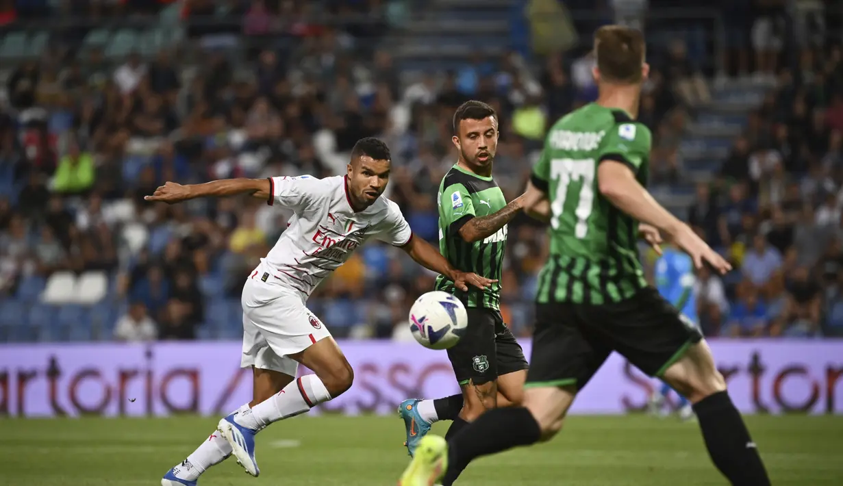 Gelandang AC Milan, Messias Junior berebut bola dengan pemain Sassuolo, Martin Erlic pada pertandingan lanjutan Liga Serie A Italia di stadion Mapei - Citta del Tricolore di Reggio Emilia (30/8/2022). Dengan hasil imbang ini AC Milan berada di posisi 3 dengan 8 poin. (Massimo Paolone / LaPresse via AP)