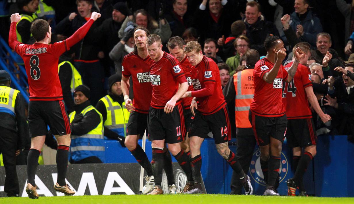 Para Pemain West Bromwich Albion,  merayakan gol James McClean pada lanjutan Liga Premier Inggris di Stadion Stamford Bridge; Chelsea; Kamis (14/1/2016) dini hari WIB. (EPA/Sean Dempsey)