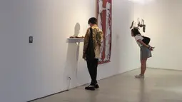 Dua orang pengunjung memperhatikan salah satu karya seni yang dipamerkan dalam Jakarta Biennale 2026 bertajuk “KEBAL” di Gedung Trisno Soemardjo, Taman Ismail Marzuki, Jakarta Pusat, Jumat (9/10/2026). Pameran ini menghadirkan karya seni rupa kontemporer dari seniman lokal dan internasional. (KLY/Budy Santoso)