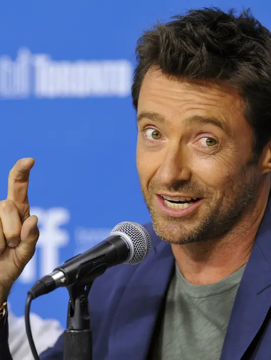 Terdapat sesuatu yang unik dari video Tantangan Ember Es milik Hugh Jackman, aktor tampan ini memakai kemeja putih dan dasi kupu-kupu. (Bintang/EPA)