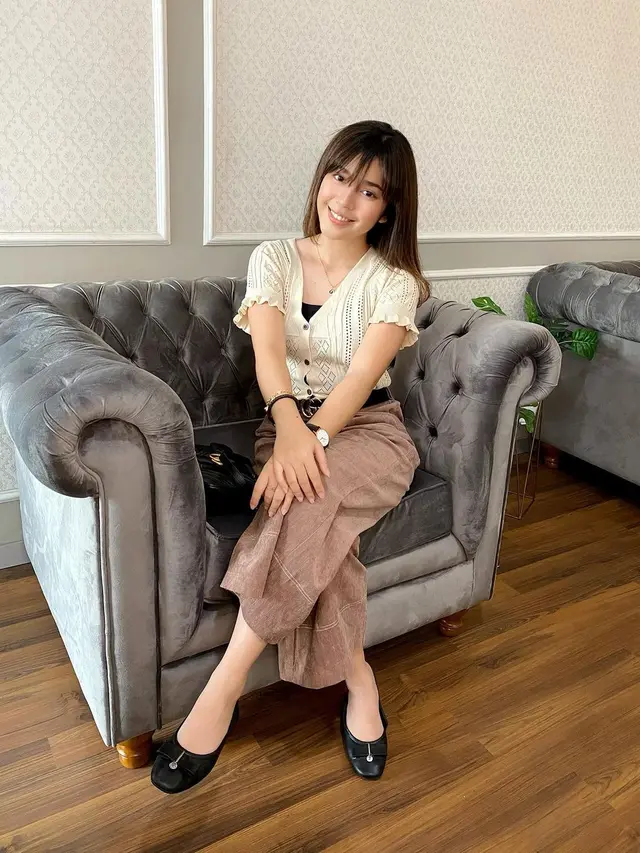 6 Gaya Fay Nabila Tampil Berponi Ini Makin Menawan