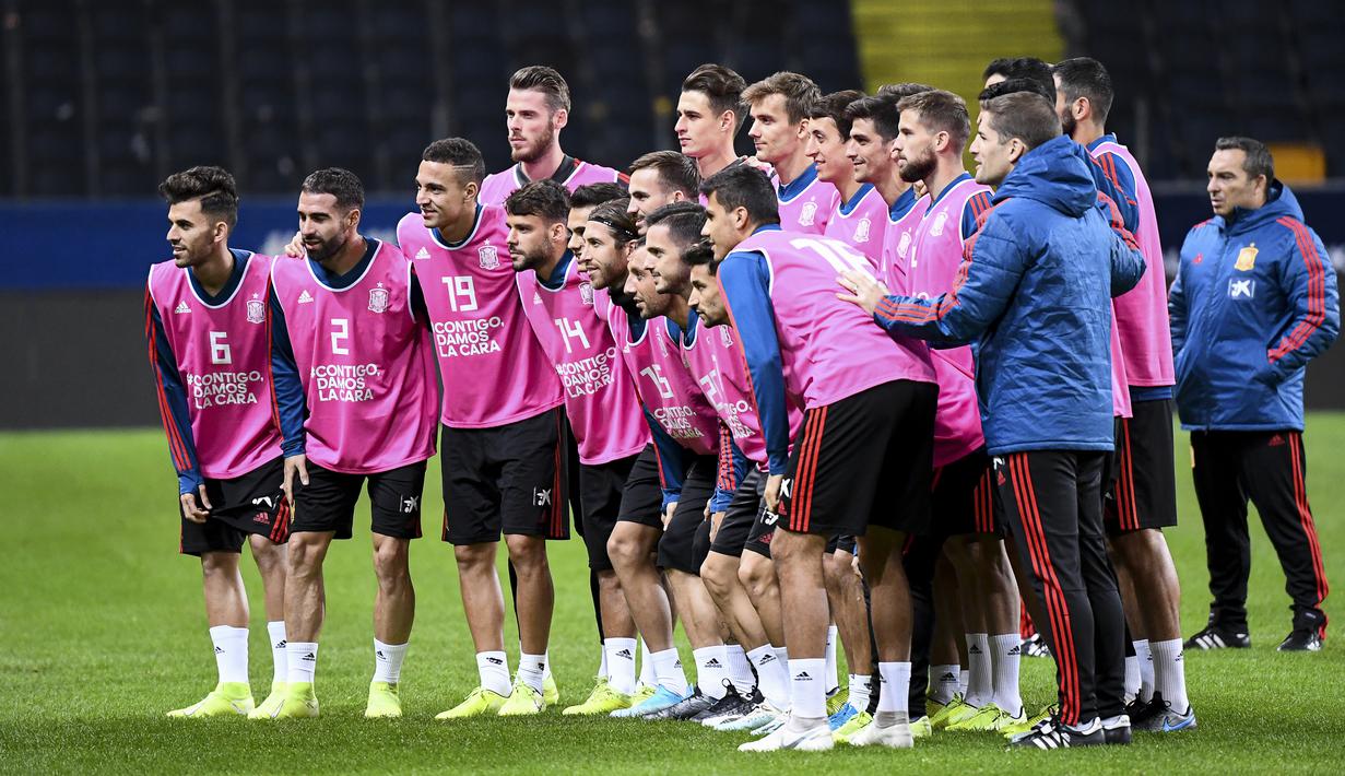 Pemain Spanyol berfoto bersama saat latihan tim di Solna, Swedia (14/10/2019). Spanyol akan bertanding melawan Swedia pada Grup F Kualifikasi Piala Eropa 2020 di Stadion Friends Arena. (AFP Photo/Jonathan Nackstrand)