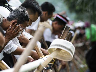  Peserta aksi damai 212 mengambil air wudhu untuk melaksanakan salat jumat dalam Bela Islam III di Monas, Jakarta, Jumat (2/12). Adapun peserta massa aksi damai 212 menggunakan botol air minum untuk berwudhu. (Liputan6.com/Faizal Fanani)