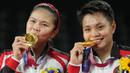Greysia Polii dan Apriyani Rahayu dari Indonesia melakukan selebrasi dengan medali emas setelah mengalahkan Chen Qing Chen dan Jia Yi Fan dari China dalam pertandingan perebutan medali emas ganda putri di Olimpiade Musim Panas 2020, Senin, 2 Agustus 2021, di Tokyo, Jepang. (AP Photo/Dita Alangkara)