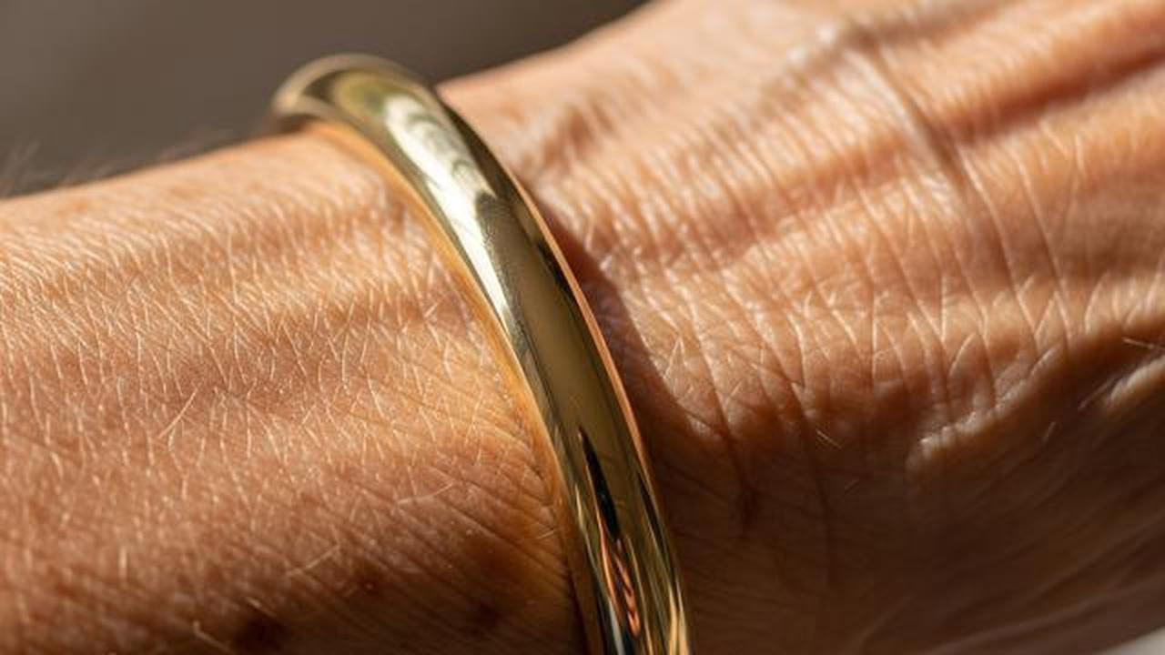 10 Model Cincin Emas Ringan untuk Lansia agar Nyaman Dipakai Setiap Hari
