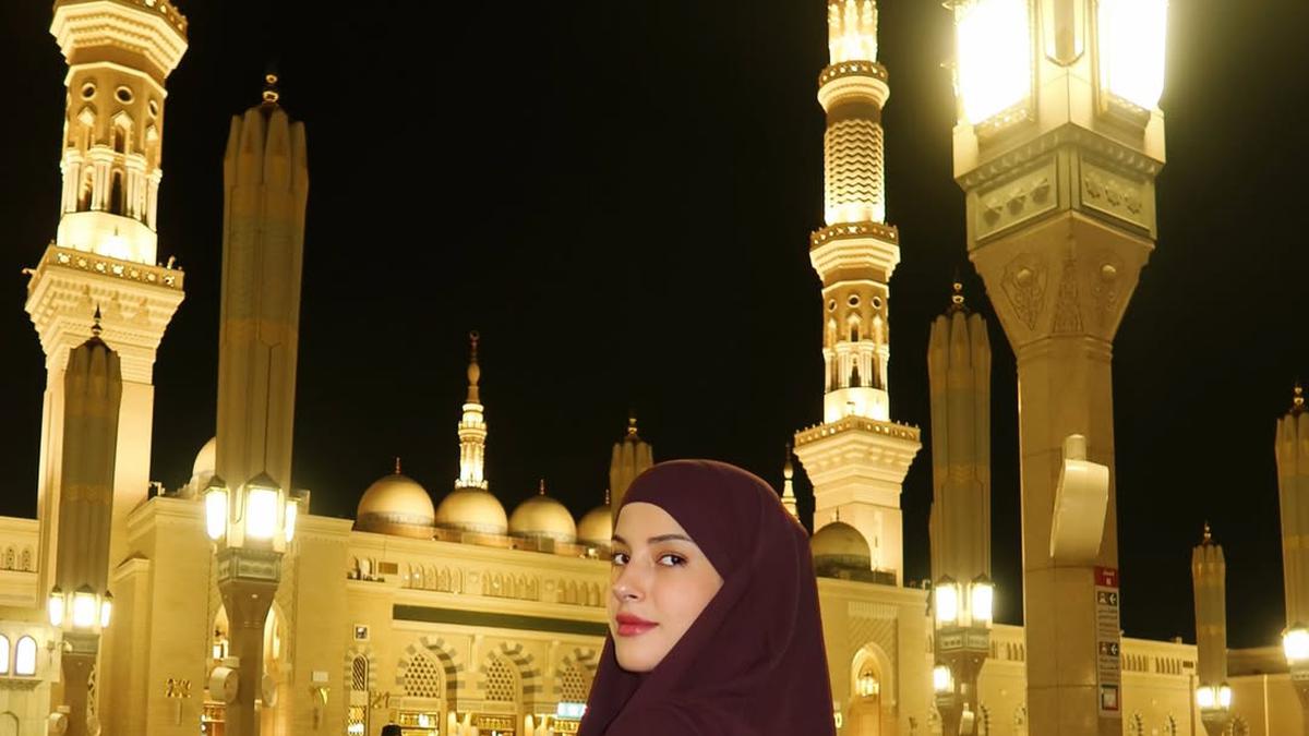 Pesona Tasya Farasya dalam Balutan Hijab Syar’i dan Cadar, Sambut Tahun Baru 2026 dengan Umrah