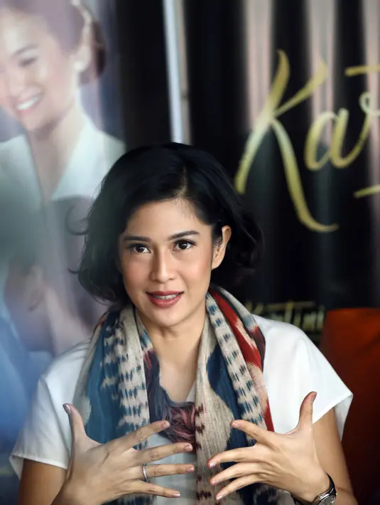 Rasa senang hadir di dalam diri Dian ketika beradu akting dengan aktris senior Christne Hakim. Dengan yakin ia mengatakan kesuksesan memerankan gadis Jawa yang ingin merubah nasib wanita berkat bantuan Christine Hakim. (Nurwahyunan/Bintang.com)