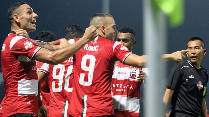 Madura United selebrasi saat menjamu Persela di Stadion Gelora Bangkalan (24/9/2019). (Bola.com/Aditya Wany)