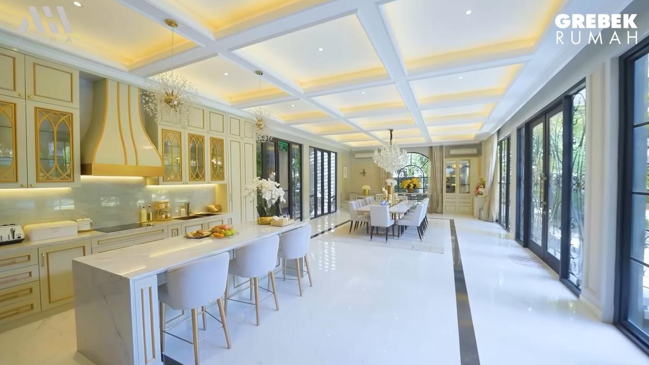 5 Potret Dapur di Istana Megah Putri Zulhas & Zumi Zola, Seluas Lapangan Sepakbola & Mewah dengan Sentuhan Emas