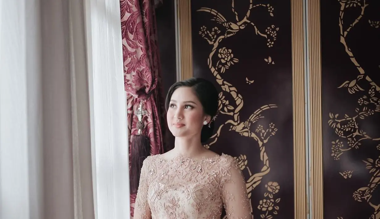 Mengikuti tren terkini, Andhita merancang kebaya panjang dengan detail floral embroidered. Kebaya ini memiliki kesan yang clean dengan kancing di belakang, Kebaya ini cocok untuk acara memorial seperti lamaran dan pernikahan (instagram/andhitasiswandiofficial)