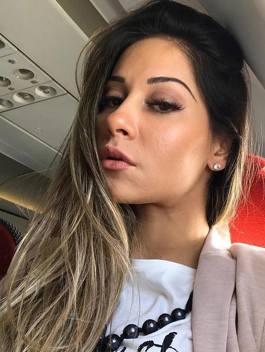 2. Mayra Cardi - Presenter lebih dari satu dekade di negara kelahiran Neymar, Brazil. Mayra Cardi juga seorang ahli kebugaran yang tinggal di Amerika Serikat. Mereka berdua sempat tertangkap kamera menikmati waktu berdua pada tahun 2012. (Instagram)