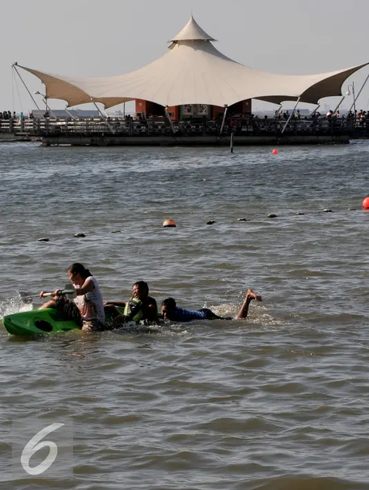 Pengunjung menikmati wahana permainan air di area wisata Ancol, Jakarta, Sabtu (18/7/2015). Wisata pantai Ancol masih menjadi pilihan favorit warga Jakarta untuk mengisi libur lebaran kedua ini bersama keluarga. (Liputan6.com/JohanTallo)