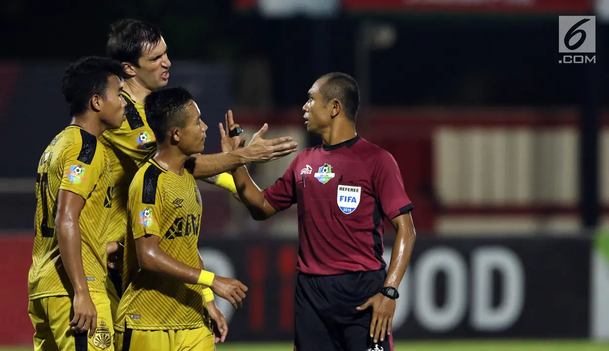 Pemain Bhayangkara FC melakukan protes ke wasit Oki Dwi Putra Senjaya saat melawan Perseru pada lanjutan Go-Jek Liga 1 Indonesia 2018 bersama Bukalapak di Stadion PTIK, Jakarta, Rabu (12/9). Bhayangkara FC unggul 1-0. (Liputan6.com/Helmi Fithriansyah)