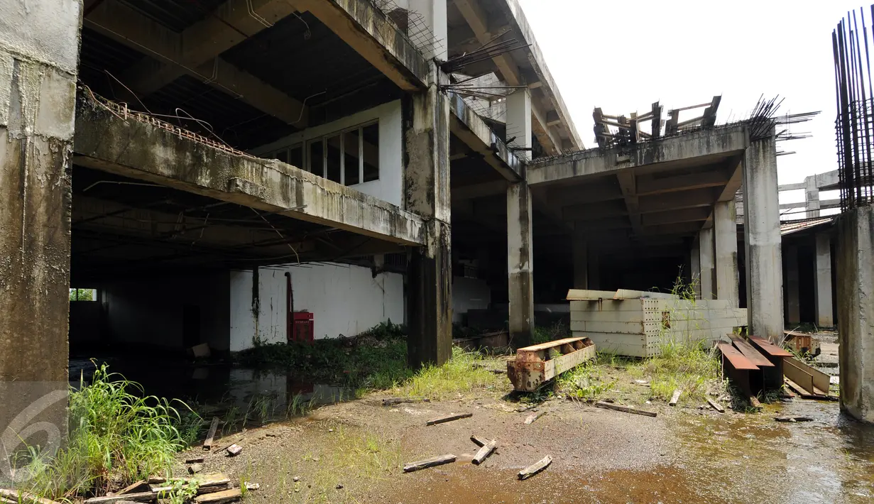 Kondisi salah satu gedung Pusat Pendidikan, Pelatihan dan Sekolah Olahraga Nasional di Hambalang, Bogor, (15/3/2016). Kemenpora berencana mengkaji kemungkinan kelanjutan pembangunan P3SON yang terhenti empat tahun lalu. (Liputan6.com/Helmi Fithriansyah)