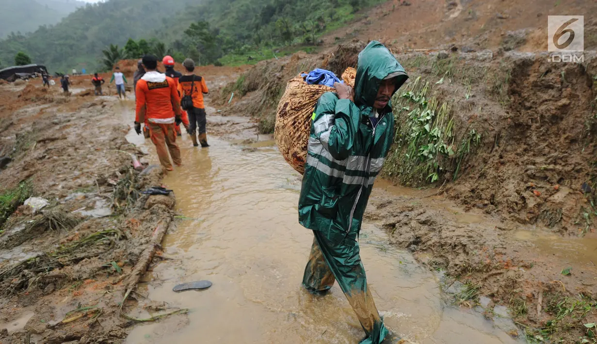 Warga korban longsor menyelamatkan barang-barang miliknya di Dusun Cimapag, Desa Sirnaresmi, Kecamatan Cisolok, Sukabumi, Selasa (1/1). Longsor menerjang satu dusun pada 31 Desember 2018 pukul 17.00 WIB. (merdeka.com/Arie Basuki)