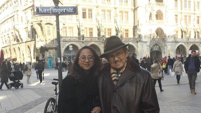 Potret Farrah Azizah Bareng Sang Kakek BJ Habibie (sumber: instagram/@farrahhab)