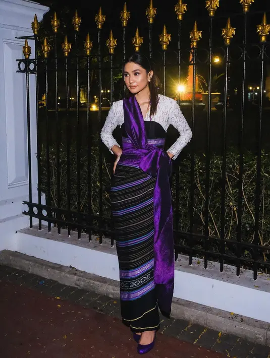 Mikha Tambayong yang melenggang di sebelahnya sambil menggandeng lengan Luna Maya juga tak kalah cantik. [Foto: Instagram/miktambayong]