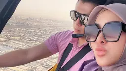 Selain bekerja, keduanya pun kerap jalani liburan ke luar negeri. Paling baru, pasangan ini tengah menikmati serunya liburan bersama ke Dubai, Uni Emirat Arab. Di Dubai keduanya pun mengunjungi berbagai tempat ikonik seperti Burj Khalifa. (Liputan6.com/IG/@princessyahrini)