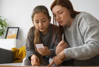 Mendampingi remaja bukan berarti mengontrol setiap keputusan mereka, tetapi hadir sebagai tempat yang aman, seseorang yang bisa mereka datangi saat dunia terasa berat. [Dok/freepik.com]